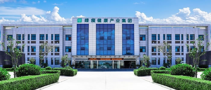 我們講述陜西國仁健康藥業(yè)有限公司總經(jīng)理李曉龍的企業(yè)家故事       由于家庭經(jīng)濟(jì)困難，李曉龍從旬邑高中還沒畢業(yè)就開始接受社會(huì)的洗禮，打工賺錢補(bǔ)貼家用。在各種行
